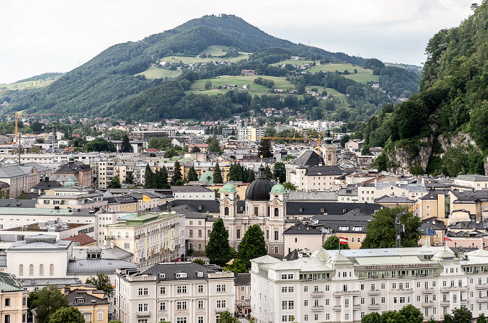 Blick vom Mönchsberg: Altstadt mit Dreifaltigkeitskirche Salzburg