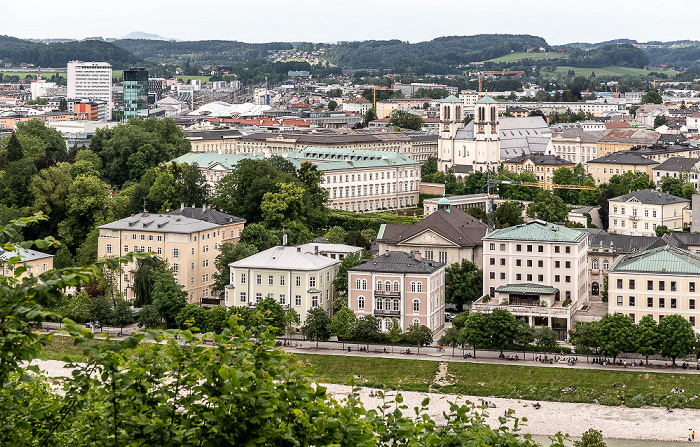 Salzburg Blick vom Mönchsberg: Altstadt mit Schloss Mirabell und Andräkirche Hauptbahnhof