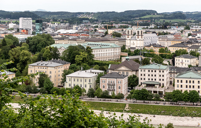 Blick vom Mönchsberg: Altstadt mit Schloss Mirabell und Andräkirche Salzburg