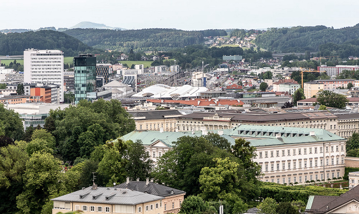 Salzburg Blick vom Mönchsberg: Schloss Mirabell (unten) und Hauptbahnhof (oben)