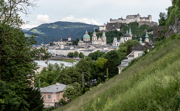 Blick vom Mönchsberg: Altstadt mit Salzburger Dom und Kollegienkirche, Festung Hohensalzburg