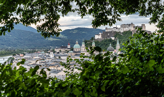 Blick vom Mönchsberg: Salzach, Altstadt, Festung Hohensalzburg Salzburg