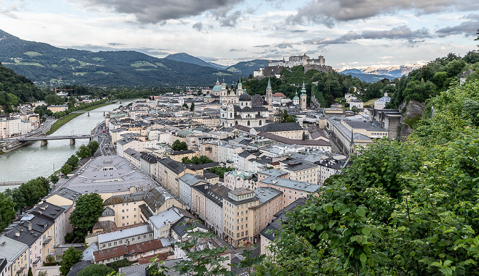 Blick vom Mönchsberg: Salzach, Altstadt, Festung Hohensalzburg Salzburg