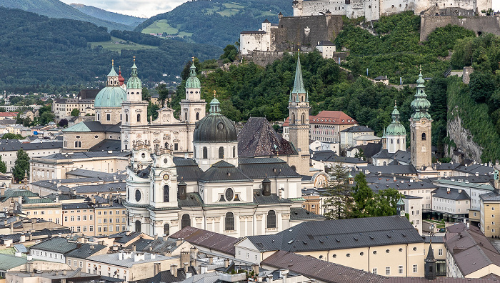 Blick vom Mönchsberg: Altstadt mit Salzburger Dom, Kollegienkirche, Franziskanerkirche und Stiftskirche St. Peter Salzburg