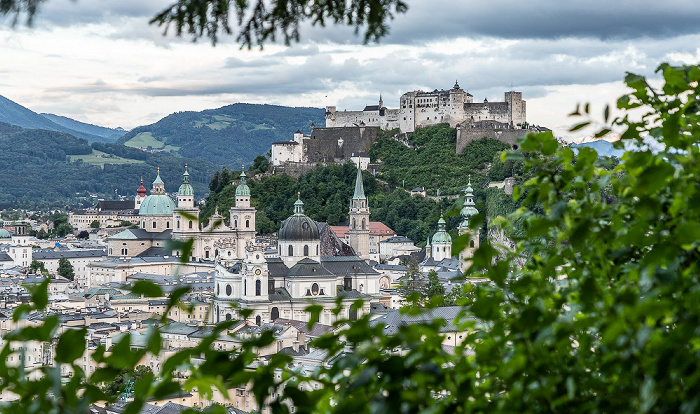 Blick vom Mönchsberg: Altstadt mit Salzburger Dom, Kollegienkirche, Franziskanerkirche und Stiftskirche St. Peter Festung Hohensalzburg