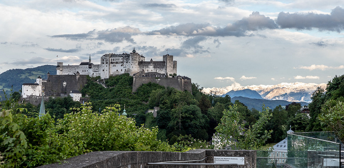 Salzburg Blick vom Mönchsberg: Festung Hohensalzburg und Tennengebirge