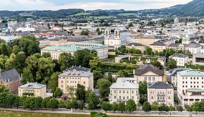 Salzburg Blick vom Mönchsberg: Altstadt mit Elisabethkai, Schloss Mirabell, Mirabellgarten und Andräkirche
