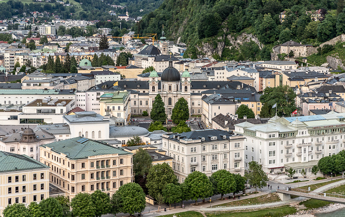 Salzburg Blick vom Mönchsberg: Altstadt mit Elisabethkai, Dreifaltigkeitskirche und Sebastianskirche