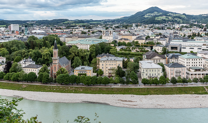 Salzburg Blick vom Mönchsberg: Salzach, Altstadt mit Elisabethkai und Christuskirche Andräkirche Heuberg Mirabellgarten Schloss Mirabell