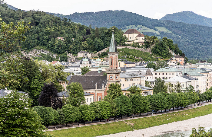 Blick vom Mönchsberg: Altstadt mit Elisabethkai und Christuskirche Salzburg
