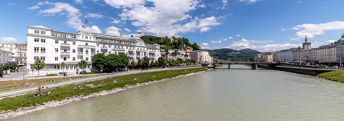Blick vom Marko-Feingold-Steg: Salzach mit der Staatsbrücke, Altstadt mit dem Elisabethkai und Hotel Sacher Salzburg