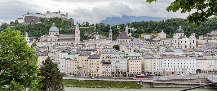 Salzburg Blick vom Kapuzinerberg: Salzach, Altstadt mit Rudolfskai Festung Hohensalzburg Franziskanerkirche Kollegienkirche Mönchsberg Salzburger Dom Stiftskirche St. Peter