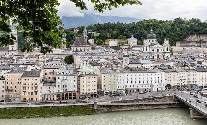 Salzburg Blick vom Kapuzinerberg: Salzach mit Staatsbrücke, Altstadt mit Franziskanerkirche und Kollegienkirche, Mönchsberg