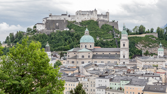 Blick vom Kapuzinerberg: Altstadt mit Salzburger Dom, Festung Hohensalzburg Salzburg 2022