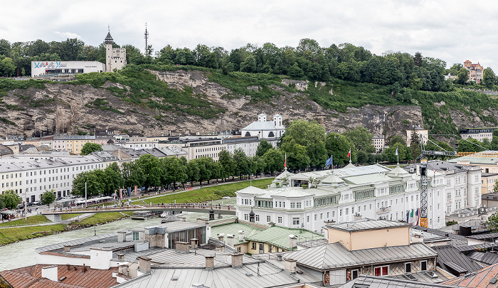 Salzburg Blick vom Kapuzinerberg: Altstadt mit Hotel Sacher, Salzach mit Marko-Feingold-Steg, Mönchsberg