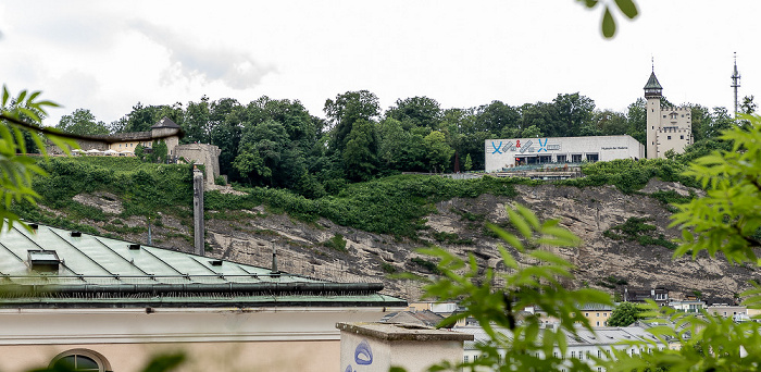 Blick vom Kapuzinerberg: Mönchsberg mit Museum der Moderne und Amalie-Redlich-Turm Salzburg