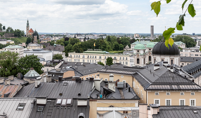 Salzburg Blick vom Kapuzinerberg: Müllner Kirche, Altstadt mit Hotel Bristol und Dreifaltigkeitskirche Heizkraftwerk Salzburg Mitte