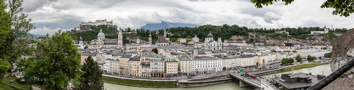 Blick vom Kapuzinerberg: Salzach mit Staatsbrücke, Altstadt, Festung Hohensalzburg, Mönchsberg Salzburg