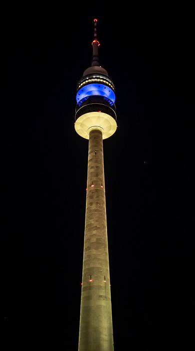 Olympiaturm (beleuchtet in den Farben der Ukraine) München