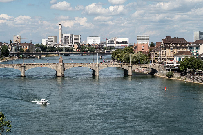 Basel Blick von der Basler Pfalz: Rhein mit Mittlerer Brücke und Johanniterbrücke, Altstadt Kleinbasel