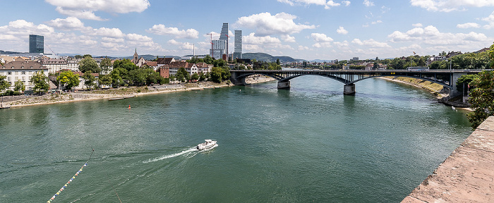 Basel Blick von der Basler Pfalz: Rhein, Altstadt Kleinbasel Messeturm Roche Tower Wettsteinbrücke