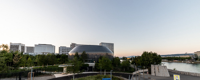 Blick von der Dreirosenbrücke: Novartis Campus mit dem Novartis Pavillon Basel
