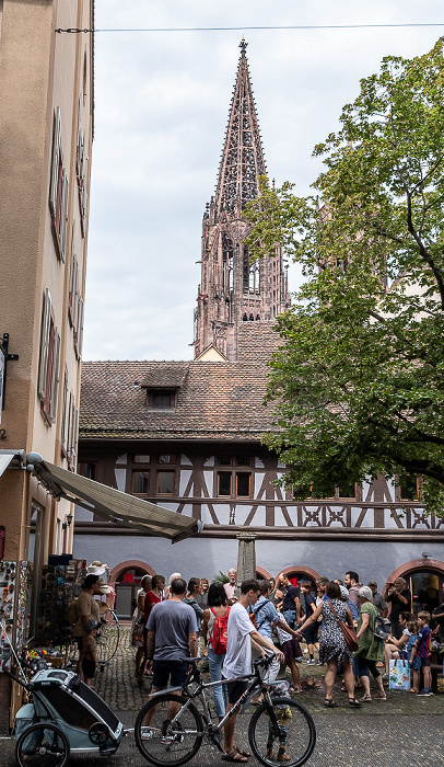 Altstadt: Herrenstraße - Johannisbrunnen und Alte Münsterbauhütte Freiburg