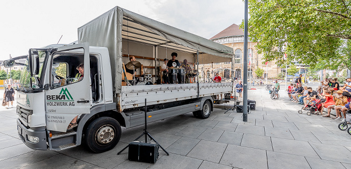 Freiburg Altstadt: Platz der Alten Synagoge - Konzertbühne auf Lastwagen