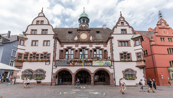 Freiburg Altstadt: Rathausplatz - Neues Rathaus (links) und Altes Rathaus