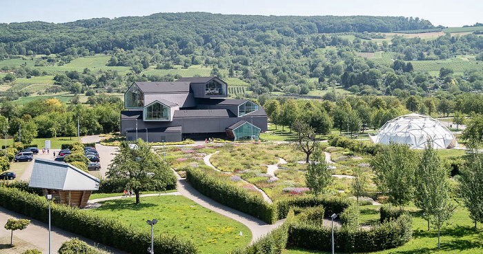 Blick vom Vitra Slide Tower: Vitra Campus mit VitraHaus, Oudolf Garten und Dome Weil am Rhein