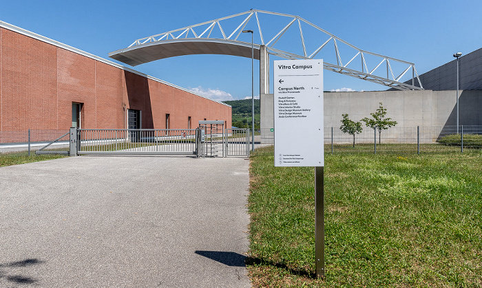 Vitra Campus: Factory Building (Álvaro Siza) (links) und Factory Building (Nicholas Grimshaw) Weil am Rhein