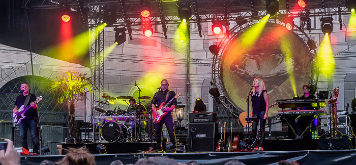 Brunnenhof Residenz: echoes München Martin Hofmann (Bass, Vocals, Bass Pedal & Acoustic Guitar), Steffen Maier (Drums & Percussion), Oliver Hartmann (Vocals, Lead Guitar & Acoustic Guitar), Ina Morgan (Vocals & Percussion), Paul Ahrens (Keyboards & Vocals)