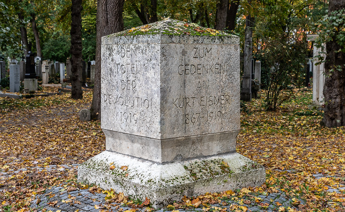 Ostfriedhof: Denkmal für die Toten der Revolution und zum Gedenken an Kurt Eisner München