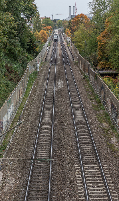 Blick von der Brücke Schmedererweg: Bahnstrecke Ostbahnhof - Südbahnhof mit Güterzug München