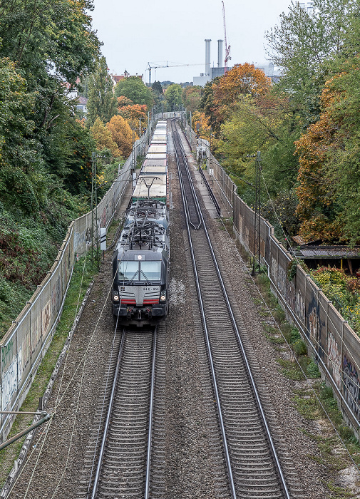 Blick von der Brücke Schmedererweg: Bahnstrecke Ostbahnhof - Südbahnhof mit Güterzug München