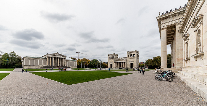 Königsplatz mit v.l. Staatliche Antikensammlungen, Propyläen und Glyptothek München