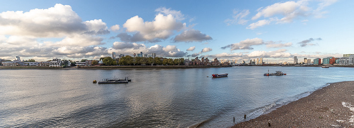 Blick vom Greenwich Pier: Themse, Isle of Dogs mit Canary Wharf London