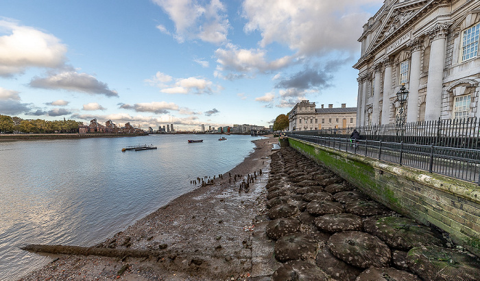 Blick vom Greenwich Pier: Themse, Isle of Dogs, Greenwich Peninsula, Old Royal Naval College London