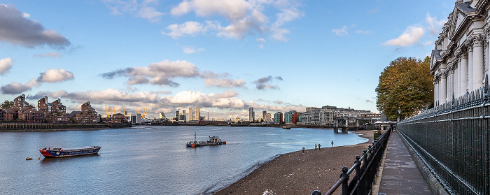 Blick vom Greenwich Pier: Themse, Isle of Dogs, Greenwich Peninsula, Old Royal Naval College London