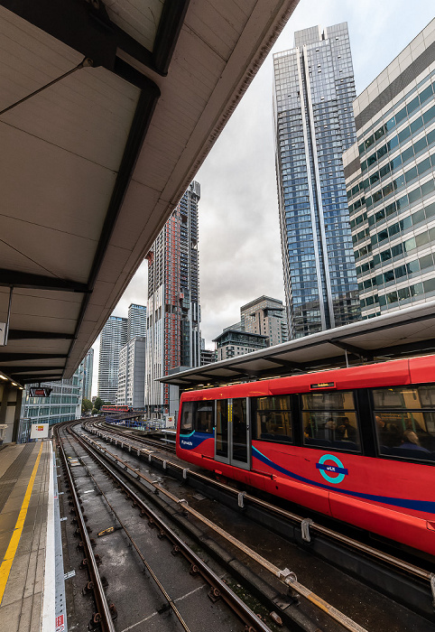 Isle of Dogs (Docklands): Docklands Light Railway mit der South Quay DLR Station London