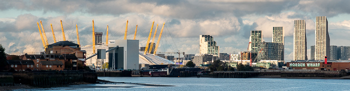 London Blick vom Greenwich Pier: Themse, Greenwich Peninsula mit The O2
