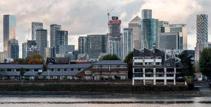 Blick vom Greenwich Pier: Themse, Isle of Dogs (Docklands) mit Canary Wharf London