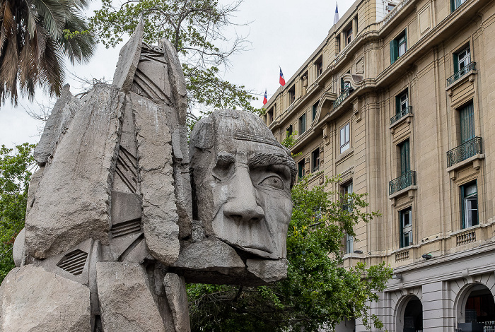 Santiago de Chile Plaza de Armas: Monumento a los Pueblos originarios