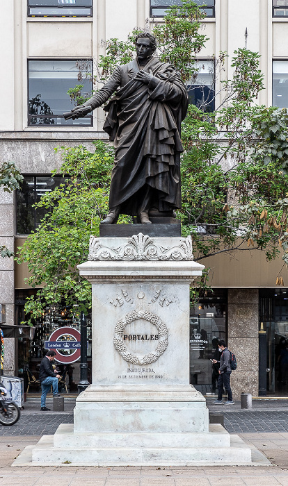 Santiago de Chile Plaza de la Constitución: Monumento a Diego Portales