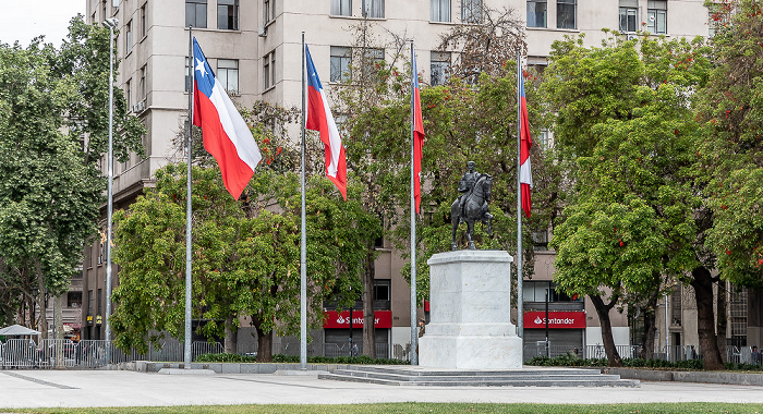Santiago de Chile Plaza de la Ciudadanía: Monumento a José Miguel Carrera zwischen chilenischen Flaggen