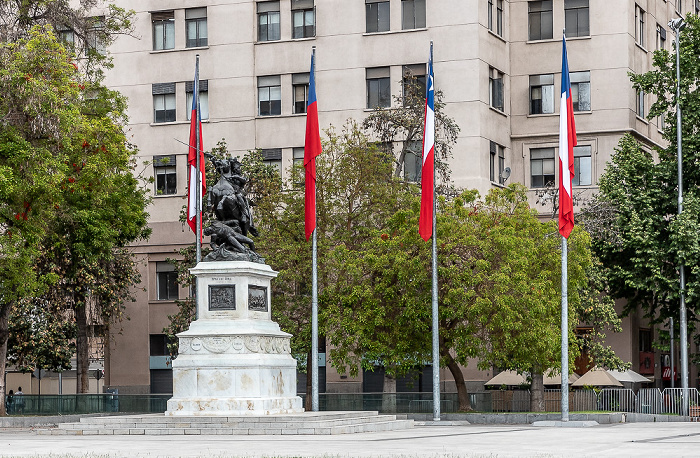 Santiago de Chile Plaza de la Ciudadanía: Monumento a Bernardo O'Higgins zwischen chilenischen Flaggen