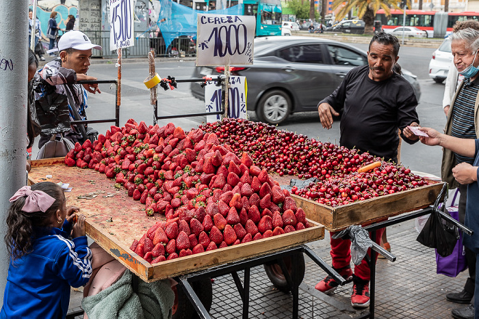 Santiago de Chile Matucana: Verkaufsstand für Erdbeeren und Kirschen