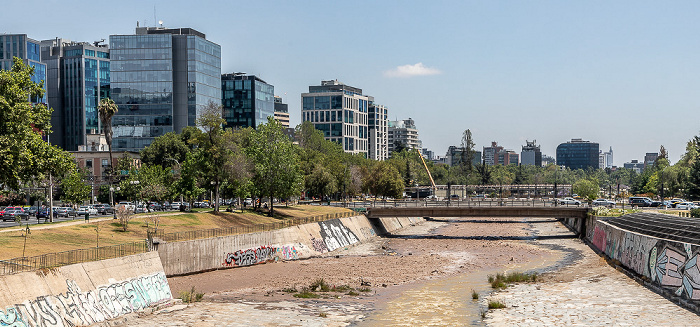 Blick von der Puente Nueva Tobalaba: Providencia, Río Mapocho Santiago de Chile