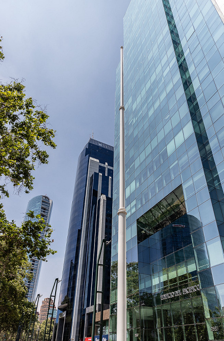 Las Condes: Avenida Andrés Bello mit v.r. Edificio del Pacifico, Torre Costanera und Torre Titanium Santiago de Chile