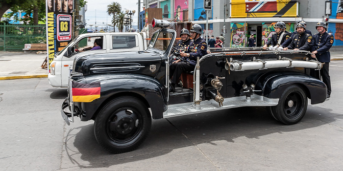 Avenida Brasil: Historisches Feuerwehrfahrzeug Valparaíso